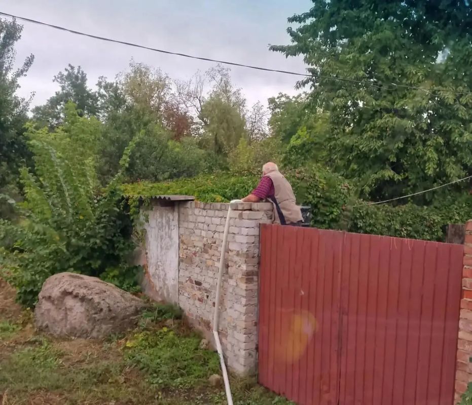 В Кировском внутригородском районе при поддержке региона-шефа Московская область продолжается подвоз воды для жителей домов, в которые в установленный графиком день не поступила вода В Кировском внутригородском районе при поддержке региона-шефа Московская область продолжается подвоз воды для жителей домов, в которые в установленный графиком день не поступила вода