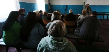 Сегодня, 29 сентября, в Советском внутригородском районе депутат Макеевского городского совета первого созыва Алена Трякина провела встречу с жителями возле дома № 1 по улице Вокзальной