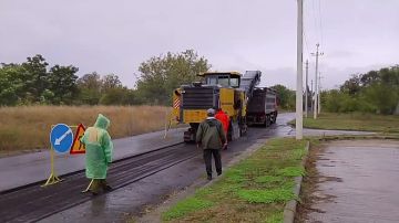 С целью улучшения условий для передвижения автотранспорта проводятся работы по укладке дорожного полотна по маршруту движения маршрутного транспорта №14 по ул. Чайковского и ул. Шаумяна
