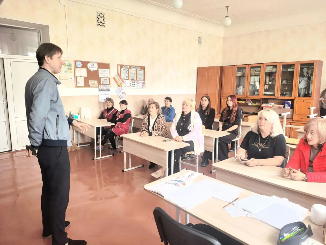 Руководитель Управы Центрально-Городского внутригородского района Алексей Еськов провел встречу с трудовым коллективом Государственное бюджетное общеобразовательное учреждение «Средняя школа № 13 городского округа Макеевка»... Руководитель Управы Центрально-Городского внутригородского района Алексей Еськов провел встречу с трудовым коллективом Государственное бюджетное общеобразовательное учреждение «Средняя школа № 13 городского округа Макеевка»...