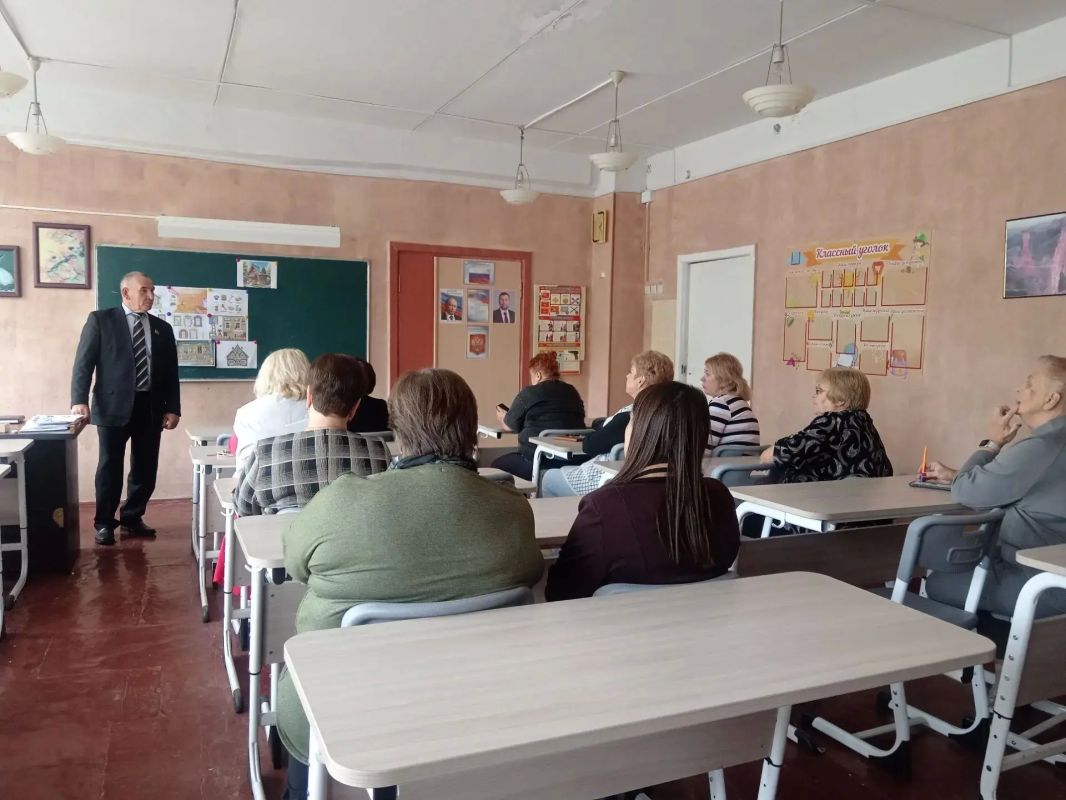 Депутат Макеевского городского совета Александр Рыжков провел встречу с трудовым коллективом ГБОУ «Средняя школа № 50» по адресу: мкр, Зелёный, 83