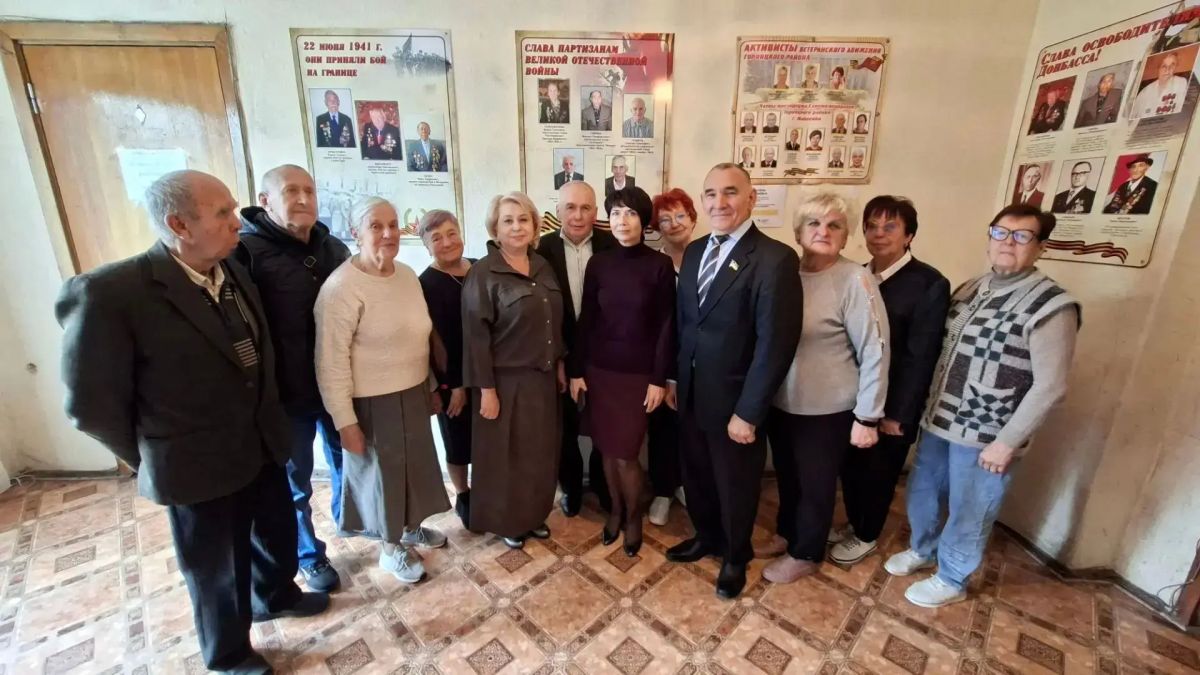 Руководитель Управы Горняцкого внутригородского района Инна Кисенко и заместитель руководителя Управы Октябрина Иваненко поздравили членов Совета ветеранов с Днём пожилого человека