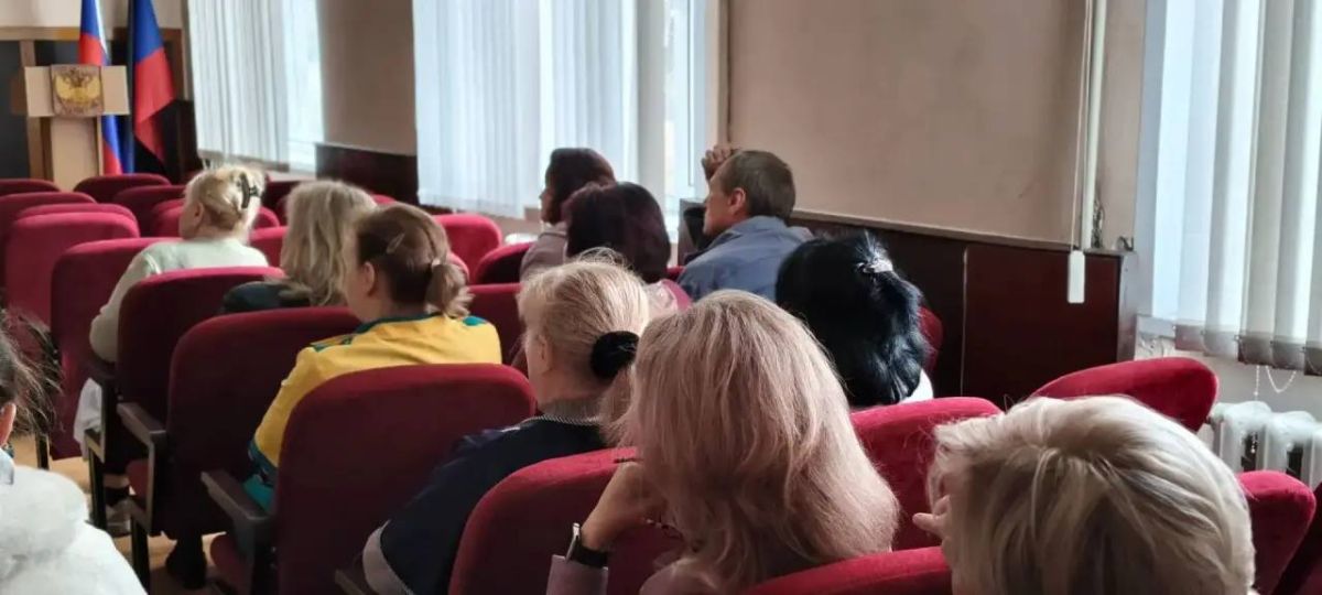 Сегодня, 1 октября в Червоногвардейском районе состоялась встреча руководителя Управы Червоногвардейского внутригородского района Администрации городского округа Макеевка Марии Чулаковой с трудовым коллективом ГБПОУ... Сегодня, 1 октября в Червоногвардейском районе состоялась встреча руководителя Управы Червоногвардейского внутригородского района Администрации городского округа Макеевка Марии Чулаковой с трудовым коллективом ГБПОУ...