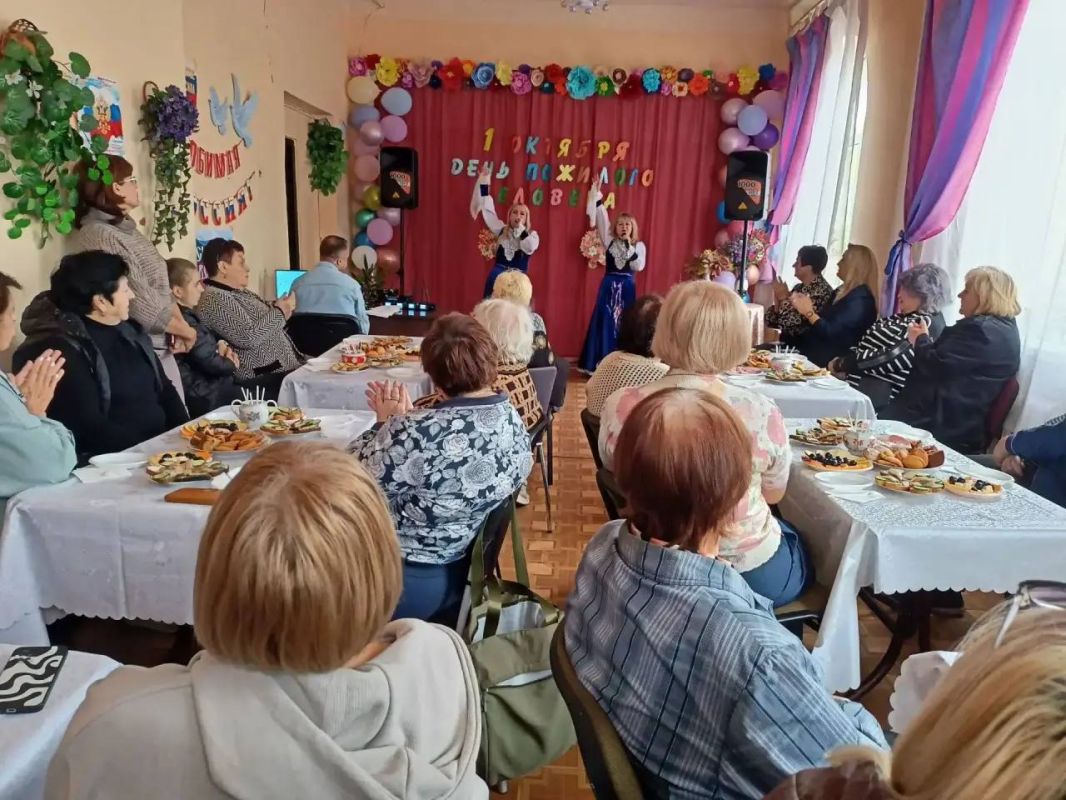 Сегодня, 1 октября, в Червоногвардейском районе Макеевки в ГБУ СО «Центр социального обслуживания населения Червоногвардейского района города Макеевки» прошло праздничное мероприятие ко Дню пожилого человека Сегодня, 1 октября, в Червоногвардейском районе Макеевки в ГБУ СО «Центр социального обслуживания населения Червоногвардейского района города Макеевки» прошло праздничное мероприятие ко Дню пожилого человека