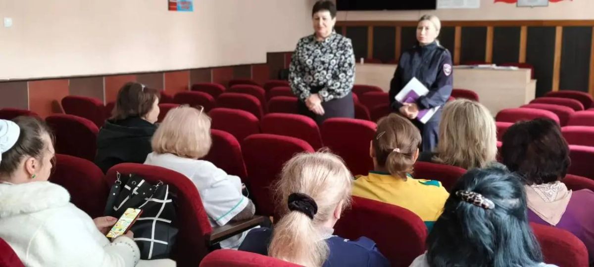 Сегодня, 1 октября в Червоногвардейском районе состоялась встреча руководителя Управы Червоногвардейского внутригородского района Администрации городского округа Макеевка Марии Чулаковой с трудовым коллективом ГБПОУ... Сегодня, 1 октября в Червоногвардейском районе состоялась встреча руководителя Управы Червоногвардейского внутригородского района Администрации городского округа Макеевка Марии Чулаковой с трудовым коллективом ГБПОУ...