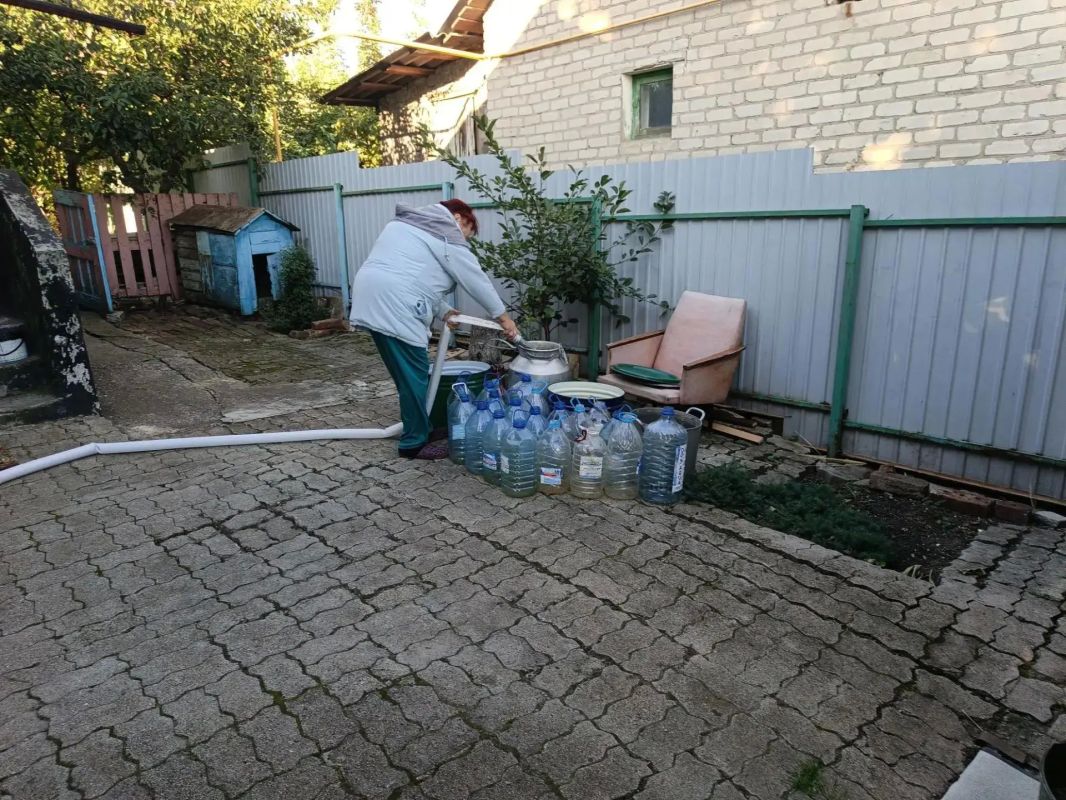 В Кировском внутригородском районе при поддержке региона-шефа Московская область продолжается подвоз воды для жителей домов, в которые в установленный графиком день не поступила вода В Кировском внутригородском районе при поддержке региона-шефа Московская область продолжается подвоз воды для жителей домов, в которые в установленный графиком день не поступила вода