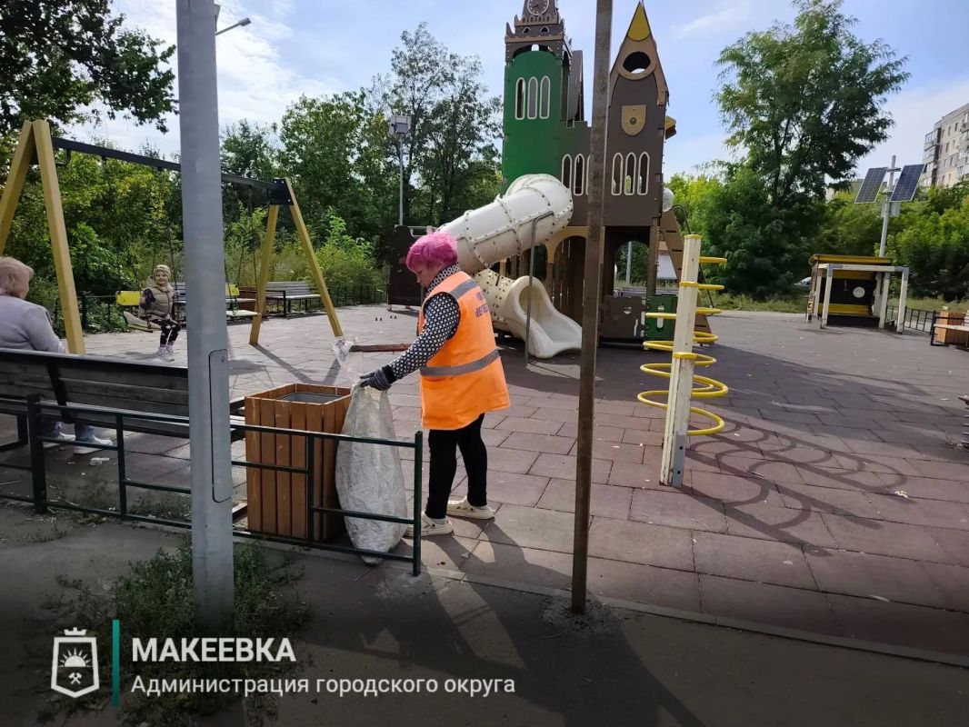 В Макеевке продолжаются работы по содержанию детских игровых площадок