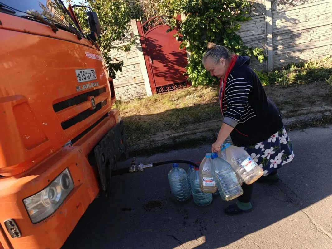 В Кировском внутригородском районе при поддержке региона-шефа Московская область продолжается подвоз воды для жителей домов, в которые в установленный графиком день не поступила вода В Кировском внутригородском районе при поддержке региона-шефа Московская область продолжается подвоз воды для жителей домов, в которые в установленный графиком день не поступила вода