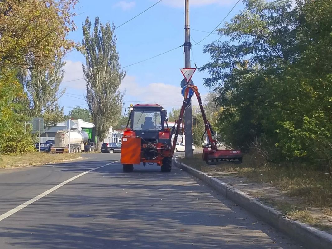 В Кировском внутригородском районе продолжаются работы по покосу травы В Кировском внутригородском районе продолжаются работы по покосу травы