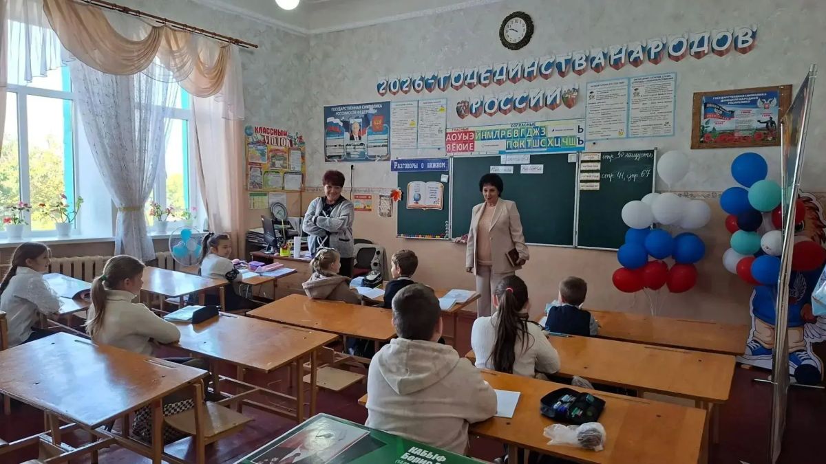 Председатель Макеевского городского совета Валентина Харлашка провела встречу с трудовым коллективом средней общеобразовательной школы №20 Председатель Макеевского городского совета Валентина Харлашка провела встречу с трудовым коллективом средней общеобразовательной школы №20