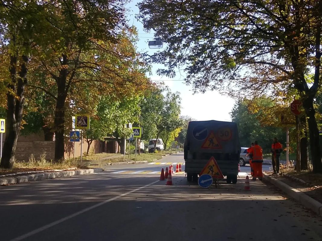 С целью обеспечения безопасности дорожного движения в Кировском внутригородском районе города Макеевки проведены работы по нанесению дорожной разметки «Пешеходный переход» по ул. Депутатской и ул. Трубицына С целью обеспечения безопасности дорожного движения в Кировском внутригородском районе города Макеевки проведены работы по нанесению дорожной разметки «Пешеходный переход» по ул. Депутатской и ул. Трубицына