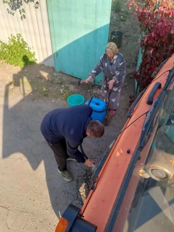 В Кировском внутригородском районе при поддержке региона-шефа Московская область продолжается подвоз воды для жителей домов, в которые в установленный графиком день не поступила вода В Кировском внутригородском районе при поддержке региона-шефа Московская область продолжается подвоз воды для жителей домов, в которые в установленный графиком день не поступила вода