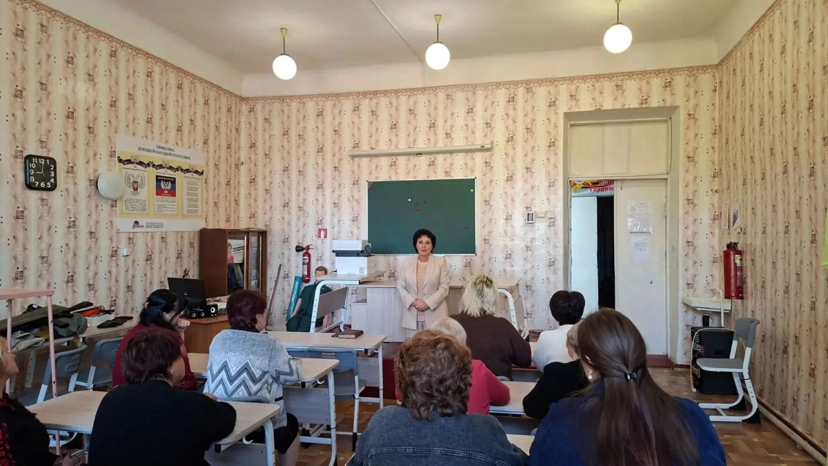 6 октября провела встречу с трудовым коллективом средней общеобразовательной школы №20 городского округа Макеевка 6 октября провела встречу с трудовым коллективом средней общеобразовательной школы №20 городского округа Макеевка