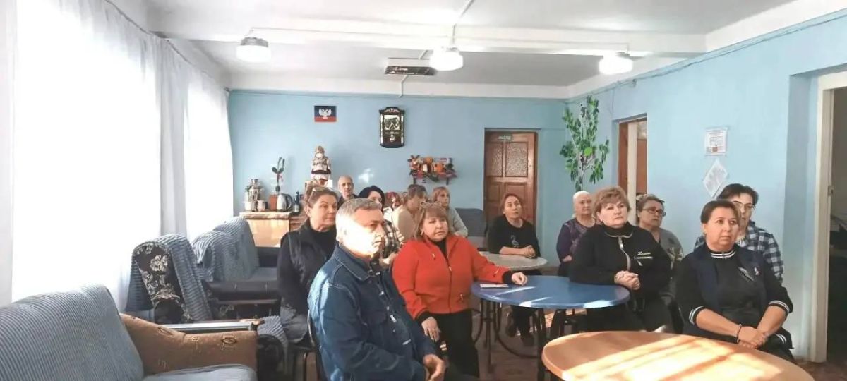 В Центре социального обслуживания населения Центрально-Городского внутригородского района города Макеевки с целью реализации проекта Единой России «Старшее поколение» состоялось очередное занятие клуба «В ногу со временем» В Центре социального обслуживания населения Центрально-Городского внутригородского района города Макеевки с целью реализации проекта Единой России «Старшее поколение» состоялось очередное занятие клуба «В ногу со временем»