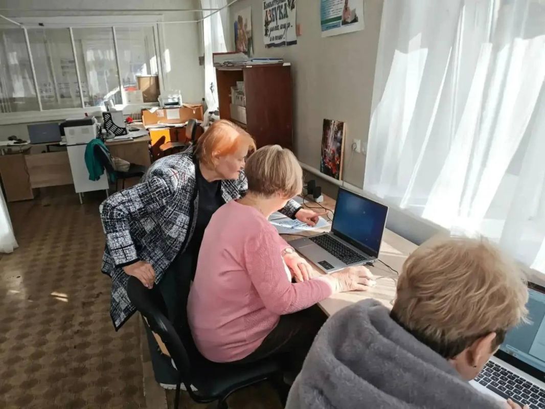 В Центре социального обслуживания населения Центрально-Городского внутригородского района города Макеевки с целью реализации проекта Единой России «Старшее поколение» состоялось очередное занятие клуба «В ногу со временем» В Центре социального обслуживания населения Центрально-Городского внутригородского района города Макеевки с целью реализации проекта Единой России «Старшее поколение» состоялось очередное занятие клуба «В ногу со временем»