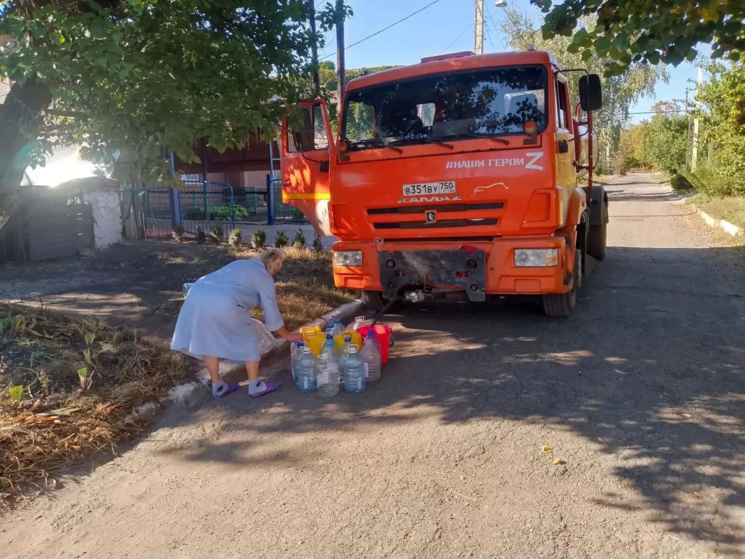 Сегодня, 7 октября, в Кировском внутригородском районе при поддержке региона-шефа Московская область согласно поступившим заявкам произведен подвоз воды для жителей в жилом массиве «Путь Ильича» по ул. Матросова, ул....