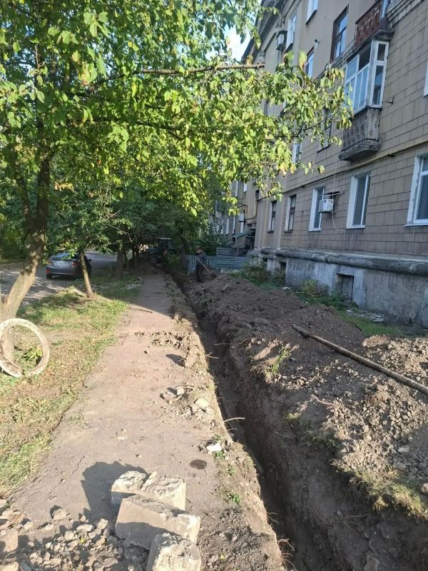 Сегодня, 8 октября, Филиалом «Макеевское ПУВКХ» ГУП ДНР «Вода Донбасса» ведутся работы по замене аварийного участка трубопровода холодного водоснабжения по ул. Циолковского д. 127 Сегодня, 8 октября, Филиалом «Макеевское ПУВКХ» ГУП ДНР «Вода Донбасса» ведутся работы по замене аварийного участка трубопровода холодного водоснабжения по ул. Циолковского д. 127