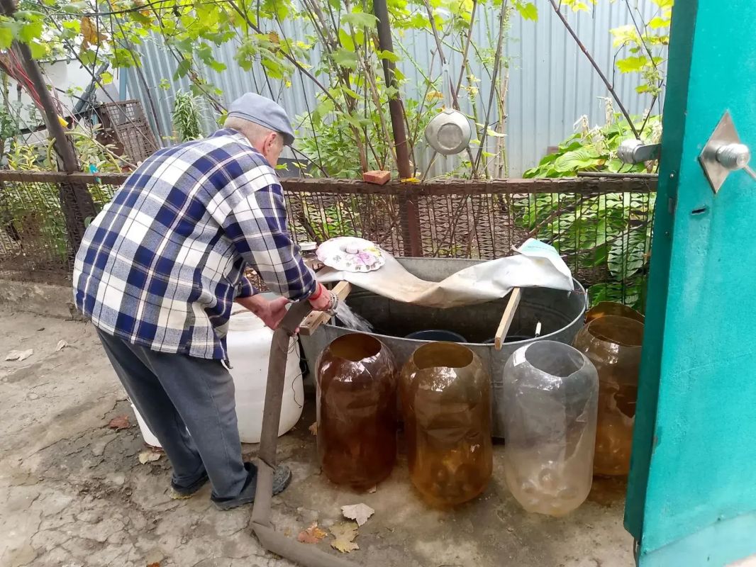 В Кировском внутригородском районе при поддержке региона-шефа Московская область продолжается подвоз воды для жителей домов, в которые в установленный графиком день не поступила вода В Кировском внутригородском районе при поддержке региона-шефа Московская область продолжается подвоз воды для жителей домов, в которые в установленный графиком день не поступила вода