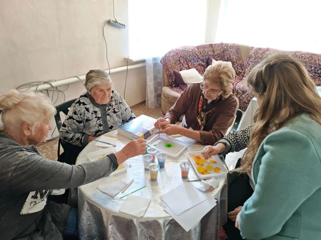 Гармония через дыхание и творчество: в Макеевке прошло занятие для граждан пожилого возраста и людей с инвалидностью Гармония через дыхание и творчество: в Макеевке прошло занятие для граждан пожилого возраста и людей с инвалидностью