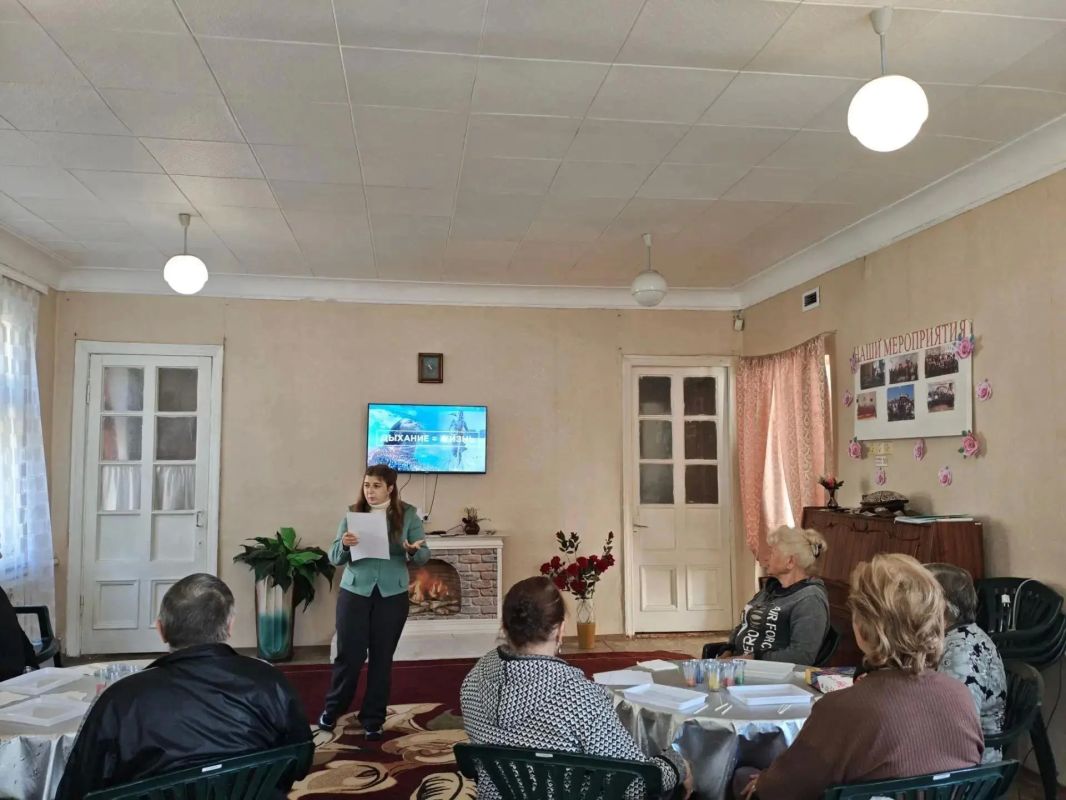 Гармония через дыхание и творчество: в Макеевке прошло занятие для граждан пожилого возраста и людей с инвалидностью Гармония через дыхание и творчество: в Макеевке прошло занятие для граждан пожилого возраста и людей с инвалидностью