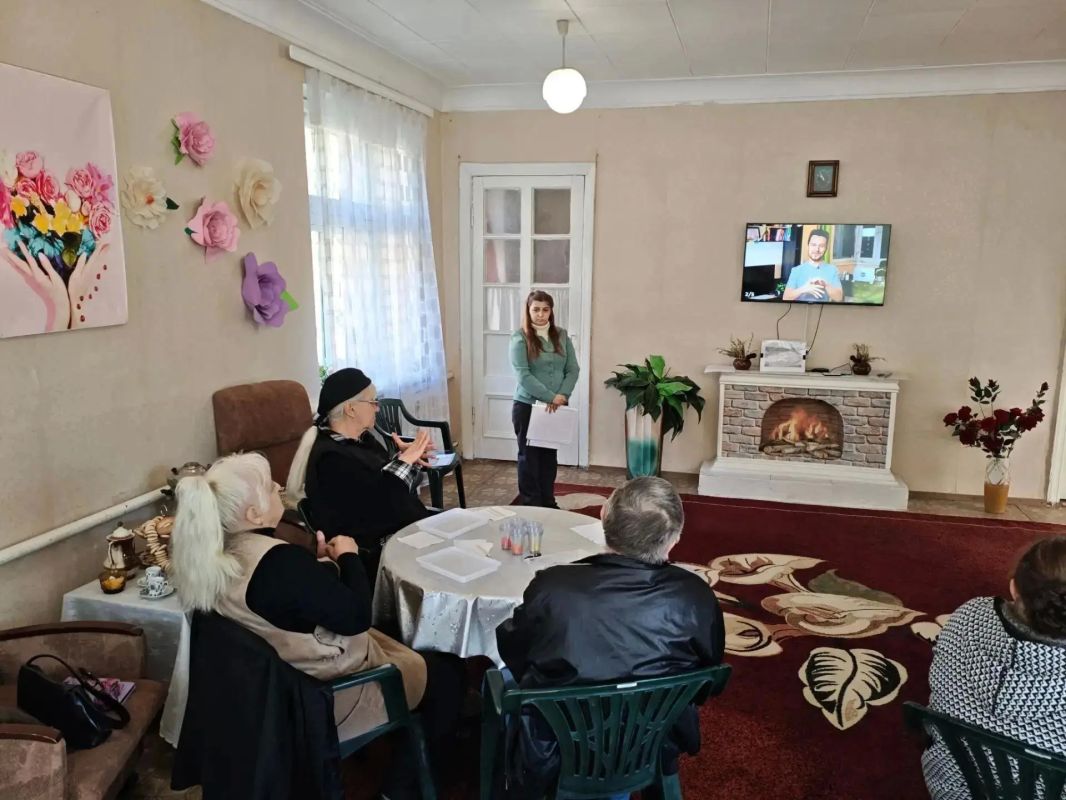 Гармония через дыхание и творчество: в Макеевке прошло занятие для граждан пожилого возраста и людей с инвалидностью Гармония через дыхание и творчество: в Макеевке прошло занятие для граждан пожилого возраста и людей с инвалидностью