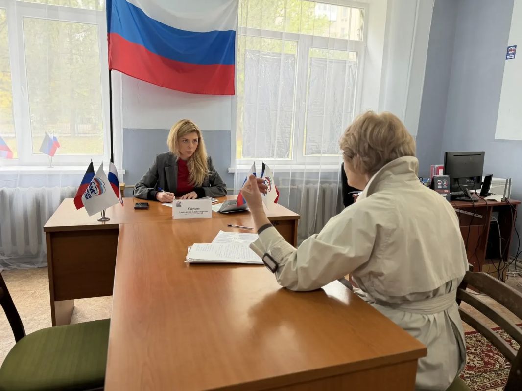 Сегодня, 15 октября, депутат Народного Совета Донецкой Народной Республики Александра Усачева провела приём граждан в общественной приемной Кировского внутригородского района городского округа Макеевка