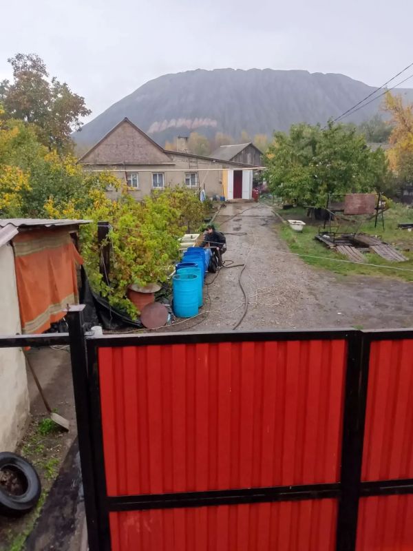 В Кировском внутригородском районе при поддержке региона-шефа Московская область продолжается подвоз воды для жителей домов, в которые в установленный графиком день не поступила вода В Кировском внутригородском районе при поддержке региона-шефа Московская область продолжается подвоз воды для жителей домов, в которые в установленный графиком день не поступила вода