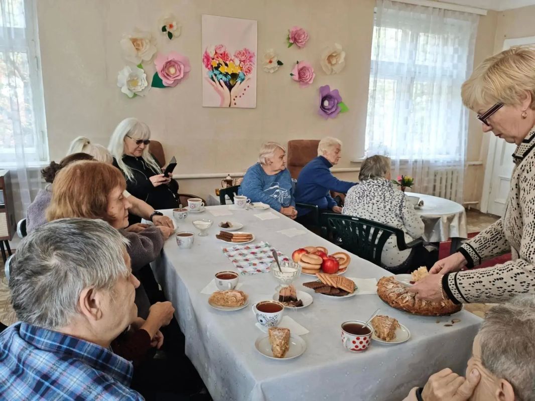 Совместная деятельность как фактор психологического комфорта: в Макеевке прошла встреча с кинопросмотром и кулинарной практикой Совместная деятельность как фактор психологического комфорта: в Макеевке прошла встреча с кинопросмотром и кулинарной практикой