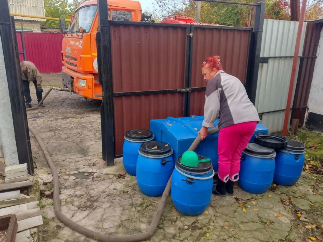 В Кировском внутригородском районе при поддержке региона-шефа Московская область продолжается подвоз воды для жителей домов, в которые в установленный графиком день не поступила вода В Кировском внутригородском районе при поддержке региона-шефа Московская область продолжается подвоз воды для жителей домов, в которые в установленный графиком день не поступила вода