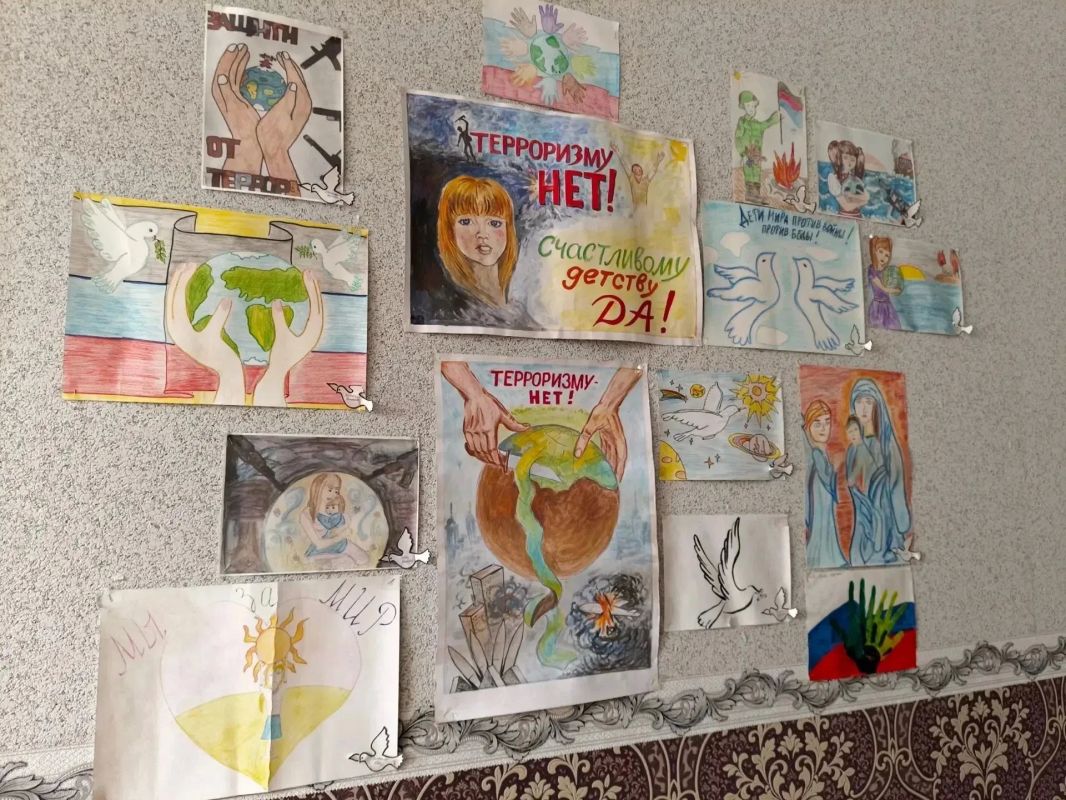 В Макеевке проходит выставка детских рисунков «Наш мир без терроризма» В Макеевке проходит выставка детских рисунков «Наш мир без терроризма»