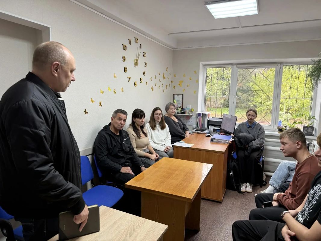 21 октября руководитель Управы Советского внутригородского района Администрации городского округа Макеевка Сергей Савельев провел встречу с трудовым коллективом спортивной школы № 3 (2 микрорайон, д. 1) 21 октября руководитель Управы Советского внутригородского района Администрации городского округа Макеевка Сергей Савельев провел встречу с трудовым коллективом спортивной школы № 3 (2 микрорайон, д. 1)