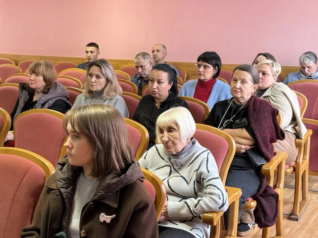 21 октября заместитель главы Администрации городского округа Макеевка Ирина Лях встретилась с трудовым коллективом Детской школы искусств № 2 им. А. Ханжонкова городского округа Макеевка (мкрн 21 октября заместитель главы Администрации городского округа Макеевка Ирина Лях встретилась с трудовым коллективом Детской школы искусств № 2 им. А. Ханжонкова городского округа Макеевка (мкрн