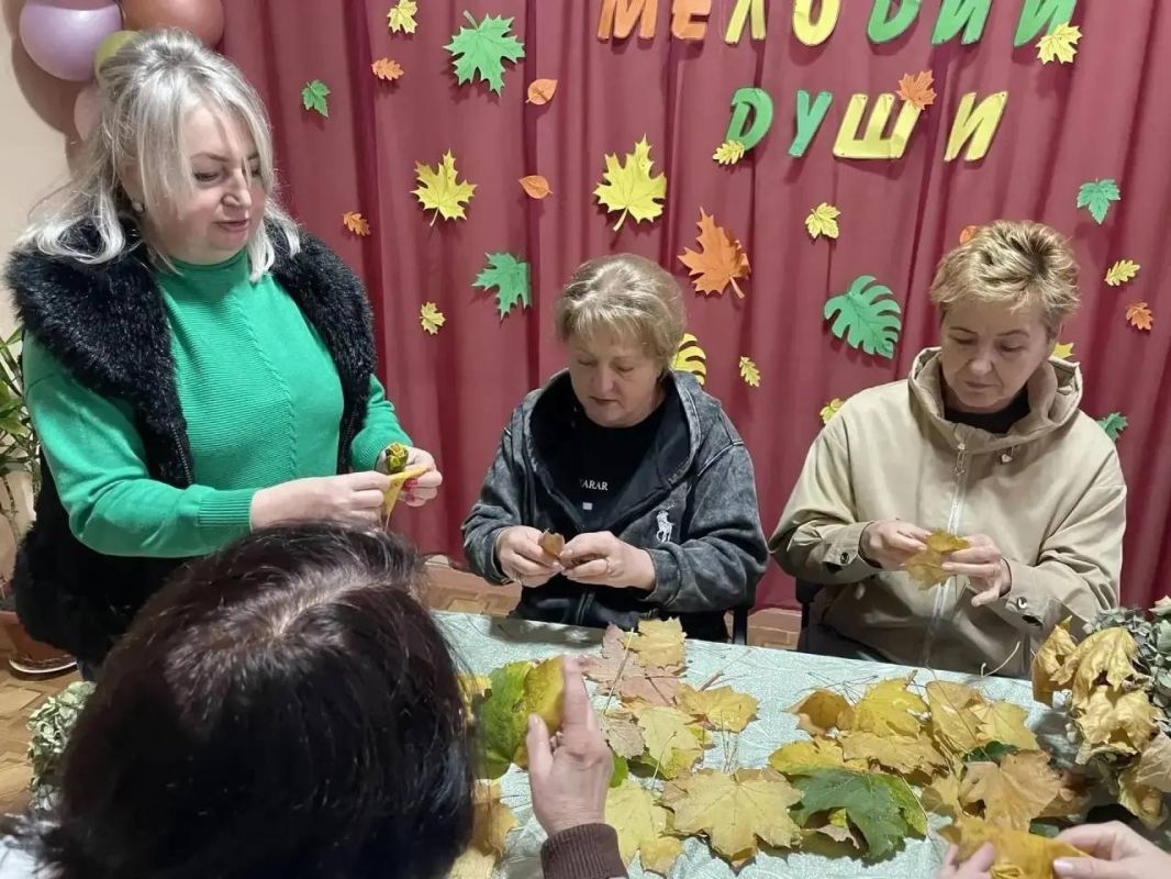 В Червоногвардейском районе Макеевки прошло творческое занятие «Поделки из осенних листьев» В Червоногвардейском районе Макеевки прошло творческое занятие «Поделки из осенних листьев»