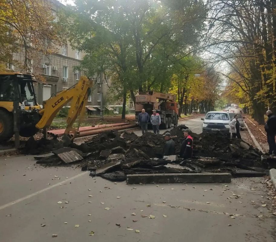 С целью обеспечения подачи теплоносителя на жилые дома, силами Филиала «Макеевкатеплосеть» ГУП ДНР «Донбасстеплоэнерго» ведутся работы по замене аварийного участка теплотрассы по ул. Депутатской С целью обеспечения подачи теплоносителя на жилые дома, силами Филиала «Макеевкатеплосеть» ГУП ДНР «Донбасстеплоэнерго» ведутся работы по замене аварийного участка теплотрассы по ул. Депутатской