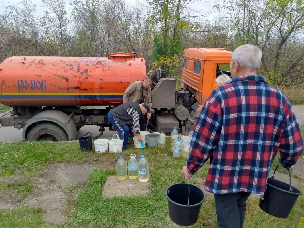 В Кировском внутригородском районе при поддержке региона-шефа Московская область продолжается подвоз воды для жителей домов, в которые в установленный графиком день не поступила вода В Кировском внутригородском районе при поддержке региона-шефа Московская область продолжается подвоз воды для жителей домов, в которые в установленный графиком день не поступила вода