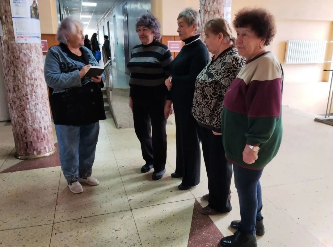 Сегодня, 23 октября лидер общественного мнения, член общественного совета муниципального образования городского округа Макеевка Галина Комар провела встречу с жителями жилого массива Горького в холле Управы... Сегодня, 23 октября лидер общественного мнения, член общественного совета муниципального образования городского округа Макеевка Галина Комар провела встречу с жителями жилого массива Горького в холле Управы...
