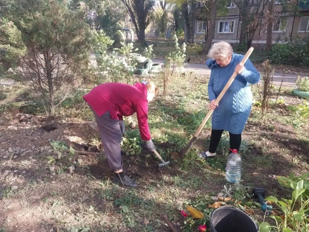 Сегодня, 24 октября в Червоногвардейском районе в рамках проекта «Управдом» неравнодушные жители приняли участие в общегородском субботнике и выполнили уборку придомовой территории возле дома № 17 по улице Уборевича Сегодня, 24 октября в Червоногвардейском районе в рамках проекта «Управдом» неравнодушные жители приняли участие в общегородском субботнике и выполнили уборку придомовой территории возле дома № 17 по улице Уборевича