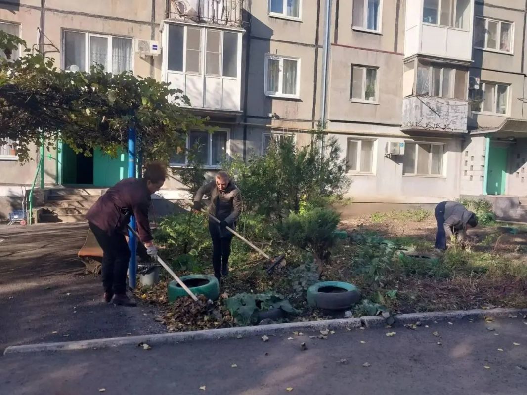 Сегодня, 24 октября в Червоногвардейском районе в рамках проекта «Управдом» неравнодушные жители приняли участие в общегородском субботнике и выполнили уборку придомовой территории возле дома № 17 по улице Уборевича Сегодня, 24 октября в Червоногвардейском районе в рамках проекта «Управдом» неравнодушные жители приняли участие в общегородском субботнике и выполнили уборку придомовой территории возле дома № 17 по улице Уборевича