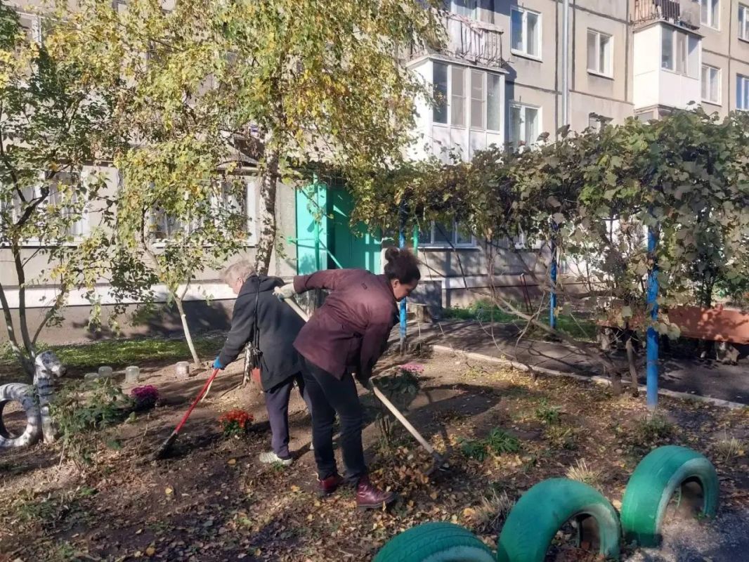 Сегодня, 24 октября в Червоногвардейском районе в рамках проекта «Управдом» неравнодушные жители приняли участие в общегородском субботнике и выполнили уборку придомовой территории возле дома № 17 по улице Уборевича Сегодня, 24 октября в Червоногвардейском районе в рамках проекта «Управдом» неравнодушные жители приняли участие в общегородском субботнике и выполнили уборку придомовой территории возле дома № 17 по улице Уборевича