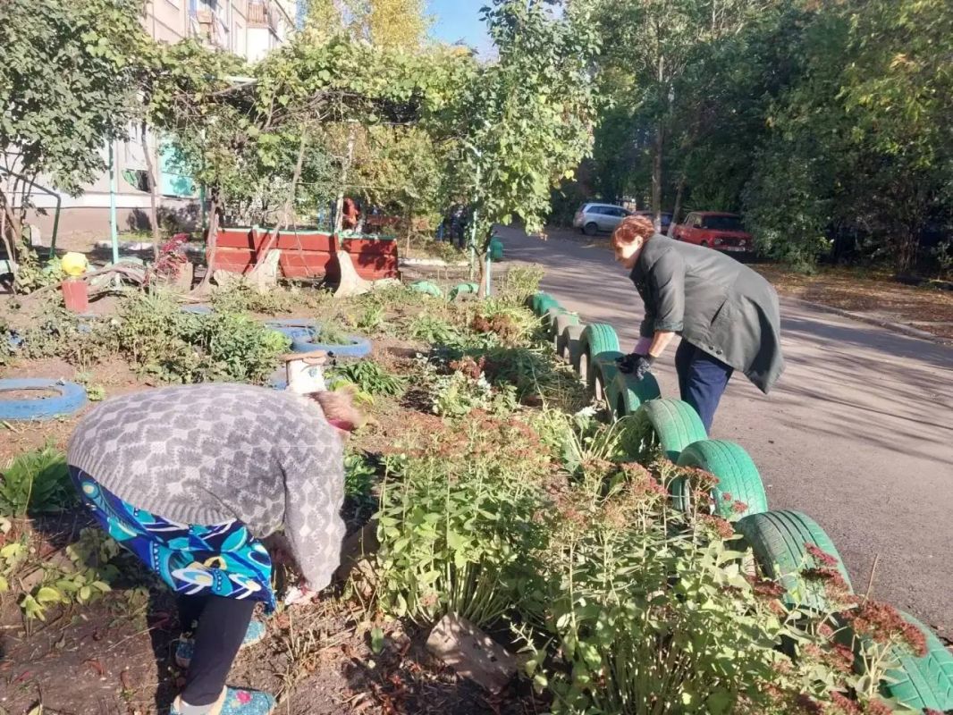 Сегодня, 24 октября в Червоногвардейском районе в рамках проекта «Управдом» неравнодушные жители приняли участие в общегородском субботнике и выполнили уборку придомовой территории возле дома № 17 по улице Уборевича Сегодня, 24 октября в Червоногвардейском районе в рамках проекта «Управдом» неравнодушные жители приняли участие в общегородском субботнике и выполнили уборку придомовой территории возле дома № 17 по улице Уборевича