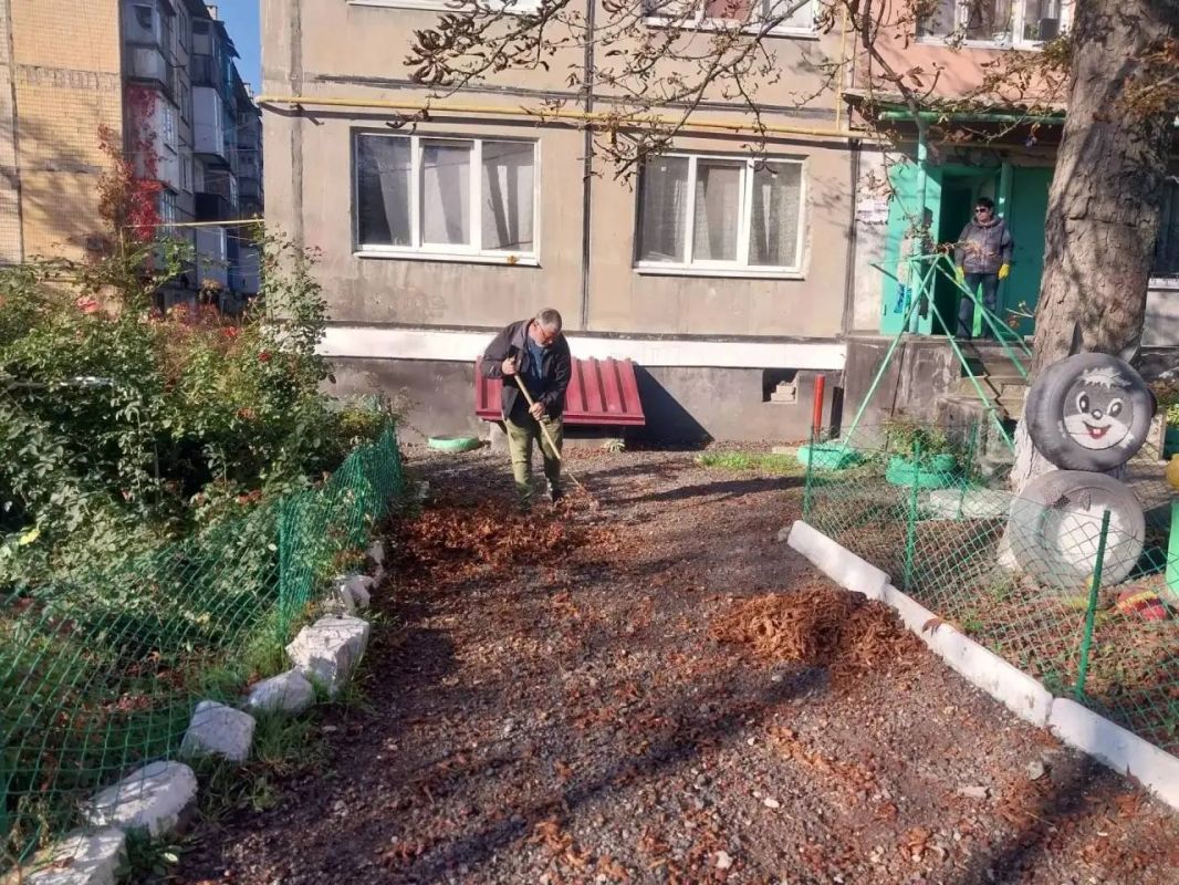 Сегодня, 24 октября в Червоногвардейском районе в рамках проекта «Управдом» неравнодушные жители приняли участие в общегородском субботнике и выполнили уборку придомовой территории возле дома № 17 по улице Уборевича Сегодня, 24 октября в Червоногвардейском районе в рамках проекта «Управдом» неравнодушные жители приняли участие в общегородском субботнике и выполнили уборку придомовой территории возле дома № 17 по улице Уборевича