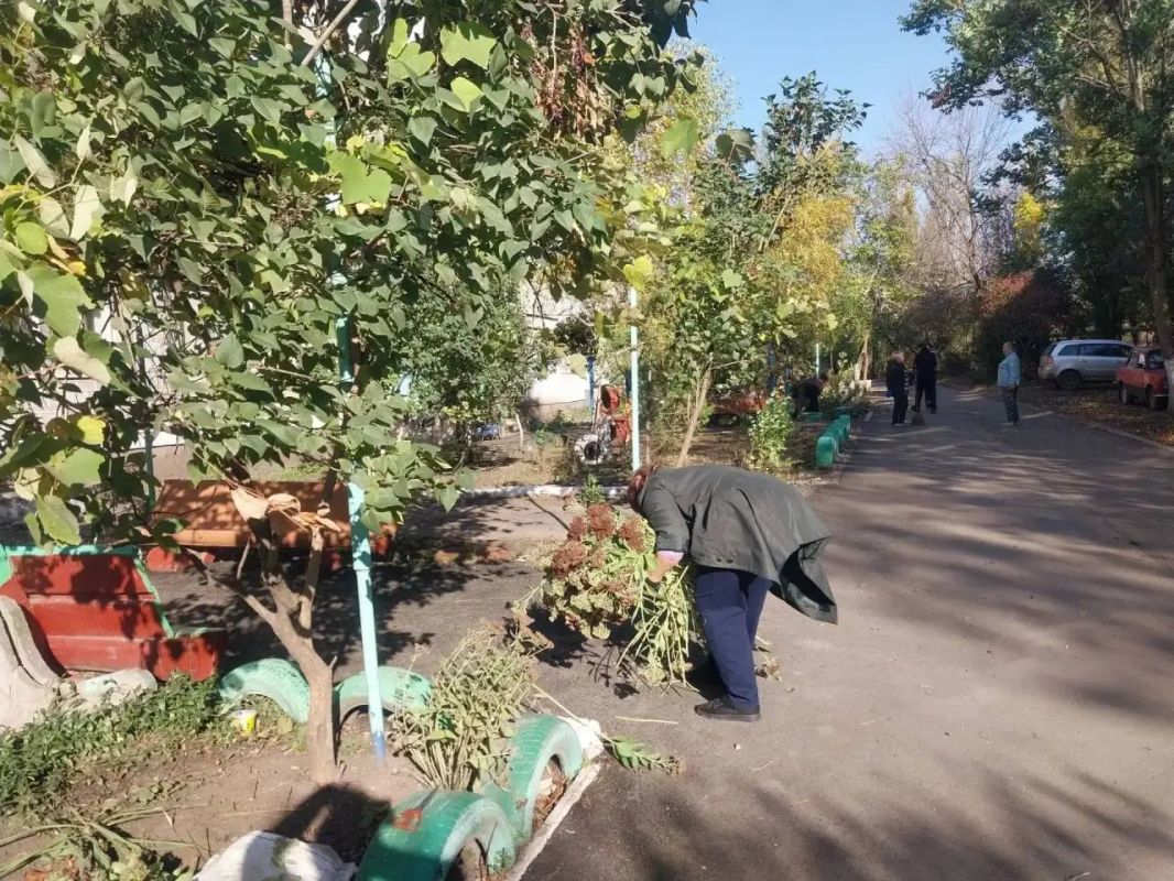 Сегодня, 24 октября в Червоногвардейском районе в рамках проекта «Управдом» неравнодушные жители приняли участие в общегородском субботнике и выполнили уборку придомовой территории возле дома № 17 по улице Уборевича Сегодня, 24 октября в Червоногвардейском районе в рамках проекта «Управдом» неравнодушные жители приняли участие в общегородском субботнике и выполнили уборку придомовой территории возле дома № 17 по улице Уборевича