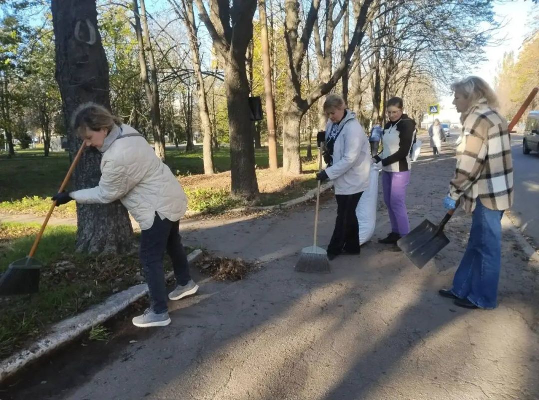 Червоногвардейский район Макеевки присоединился к общегородскому субботнику Червоногвардейский район Макеевки присоединился к общегородскому субботнику