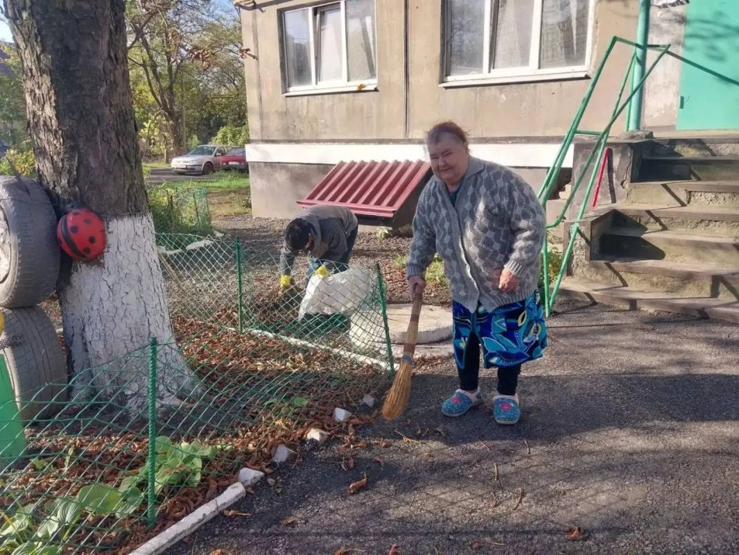 Сегодня, 24 октября в Червоногвардейском районе в рамках проекта «Управдом» неравнодушные жители приняли участие в общегородском субботнике и выполнили уборку придомовой территории возле дома № 17 по улице Уборевича Сегодня, 24 октября в Червоногвардейском районе в рамках проекта «Управдом» неравнодушные жители приняли участие в общегородском субботнике и выполнили уборку придомовой территории возле дома № 17 по улице Уборевича
