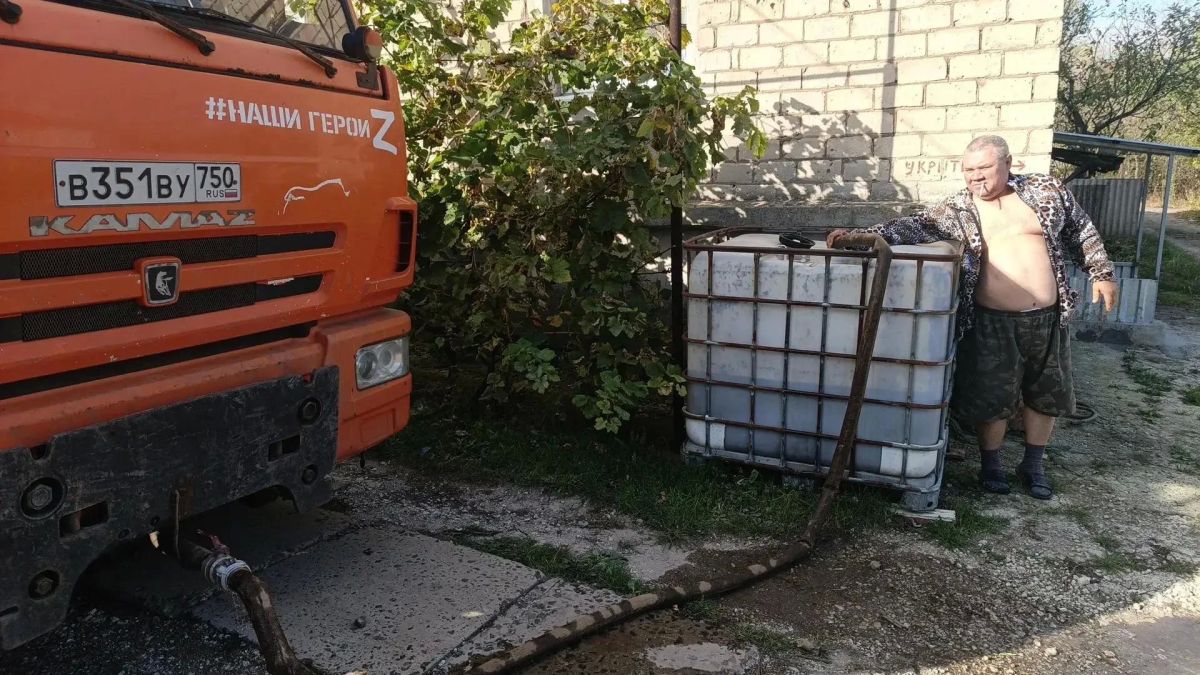 Сегодня, 26 октября, в Кировском внутригородском районе при поддержке региона-шефа Московская область произведен подвоз воды в жилом массиве «Путь Ильича» для жителей улиц Кальмана, Тихая, Алексеева, Матросова Сегодня, 26 октября, в Кировском внутригородском районе при поддержке региона-шефа Московская область произведен подвоз воды в жилом массиве «Путь Ильича» для жителей улиц Кальмана, Тихая, Алексеева, Матросова