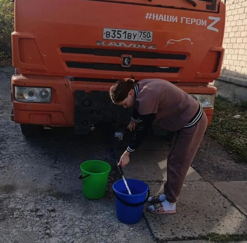 Сегодня, 26 октября, в Кировском внутригородском районе при поддержке региона-шефа Московская область произведен подвоз воды в жилом массиве «Путь Ильича» для жителей улиц Кальмана, Тихая, Алексеева, Матросова Сегодня, 26 октября, в Кировском внутригородском районе при поддержке региона-шефа Московская область произведен подвоз воды в жилом массиве «Путь Ильича» для жителей улиц Кальмана, Тихая, Алексеева, Матросова