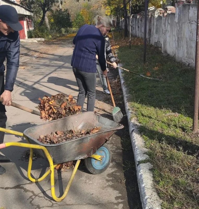 С целью приведению территории в надлежащее санитарное состояние сотрудники ГБДОУ «Детский сад № 161 общеразвивающего вида городского округа Макеевка» выполнили уборку прилегающей территории от опавшей листвы С целью приведению территории в надлежащее санитарное состояние сотрудники ГБДОУ «Детский сад № 161 общеразвивающего вида городского округа Макеевка» выполнили уборку прилегающей территории от опавшей листвы