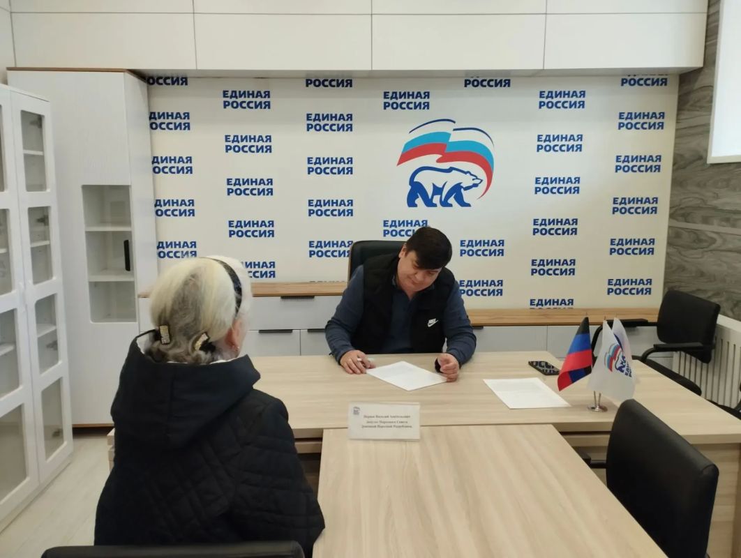 Сегодня, 28 октября, депутат Народного Совета Донецкой Народной Республики Василий Перцев провел приём граждан в общественной приемной «Единой России» Центрально-Городского внутригородского района городского округа Макеевка. Сегодня, 28 октября, депутат Народного Совета Донецкой Народной Республики Василий Перцев провел приём граждан в общественной приемной «Единой России» Центрально-Городского внутригородского района городского округа Макеевка.