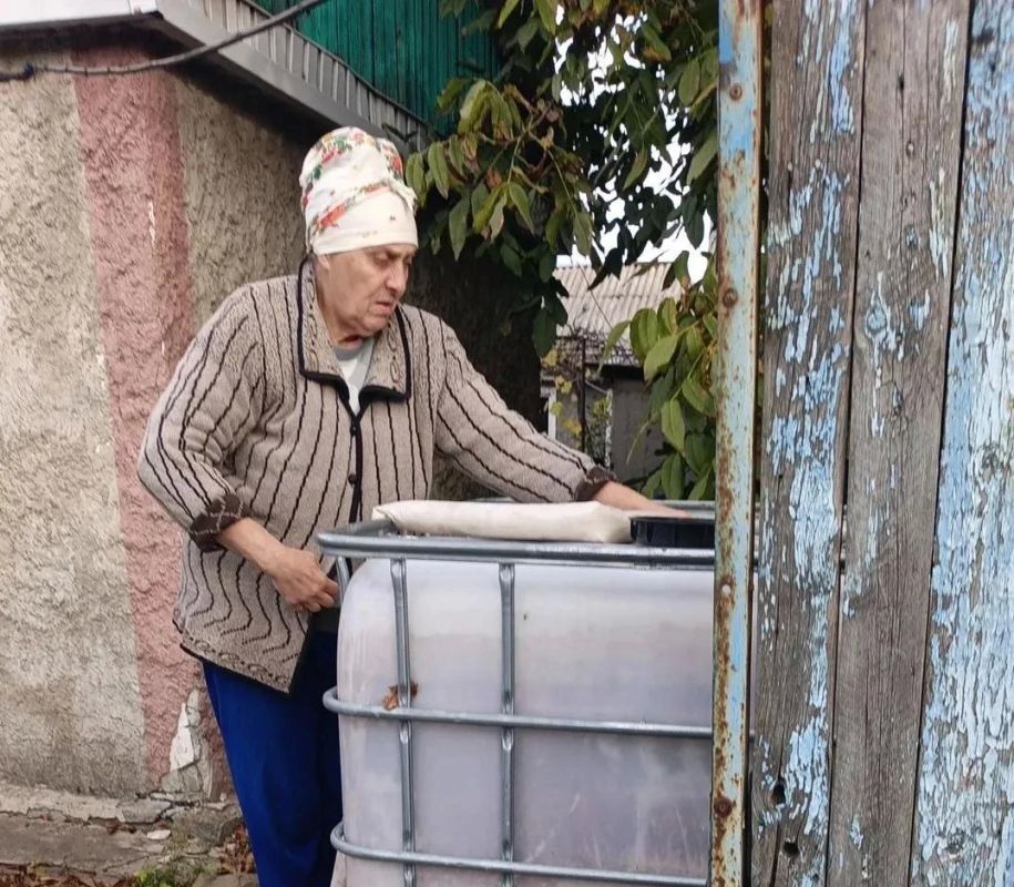 В Кировском внутригородском районе при поддержке региона-шефа Московская область продолжается подвоз воды для жителей домов, в которые в установленный графиком день не поступила вода В Кировском внутригородском районе при поддержке региона-шефа Московская область продолжается подвоз воды для жителей домов, в которые в установленный графиком день не поступила вода