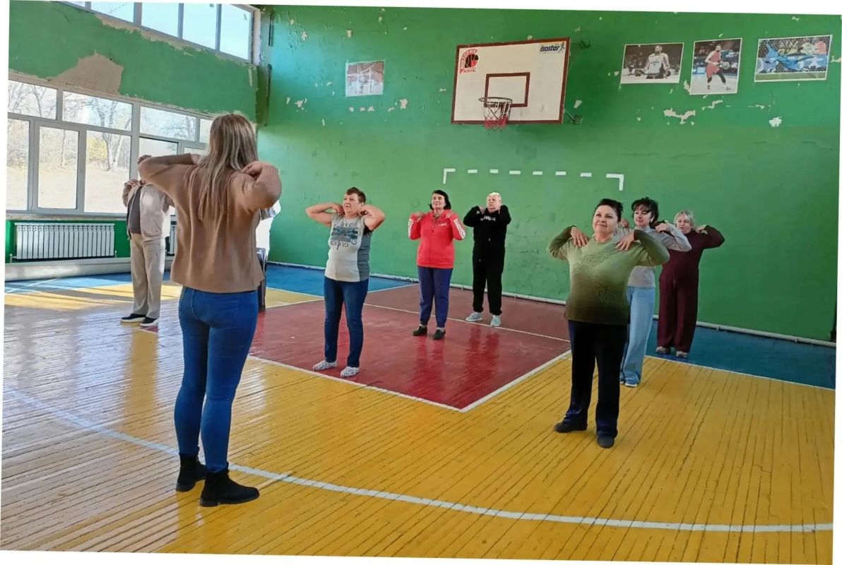 В День бабушек и дедушек получатели социальных услуг Центра социального обслуживания Червоногвардейского района Макеевки посетили спортивный зал В День бабушек и дедушек получатели социальных услуг Центра социального обслуживания Червоногвардейского района Макеевки посетили спортивный зал
